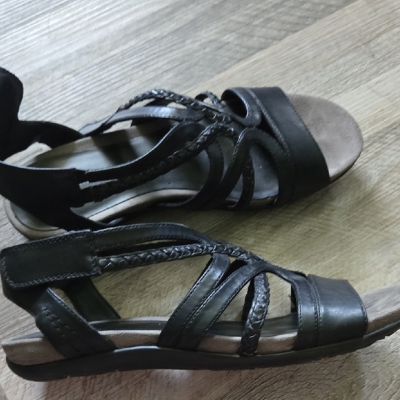 Denver Hayes Black Braided Sandals - Picture 3 of 4